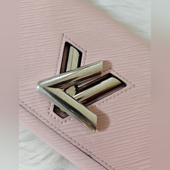 ❌SOLD❌ 🩷LV Twist🩷 - Picture 14 of 16